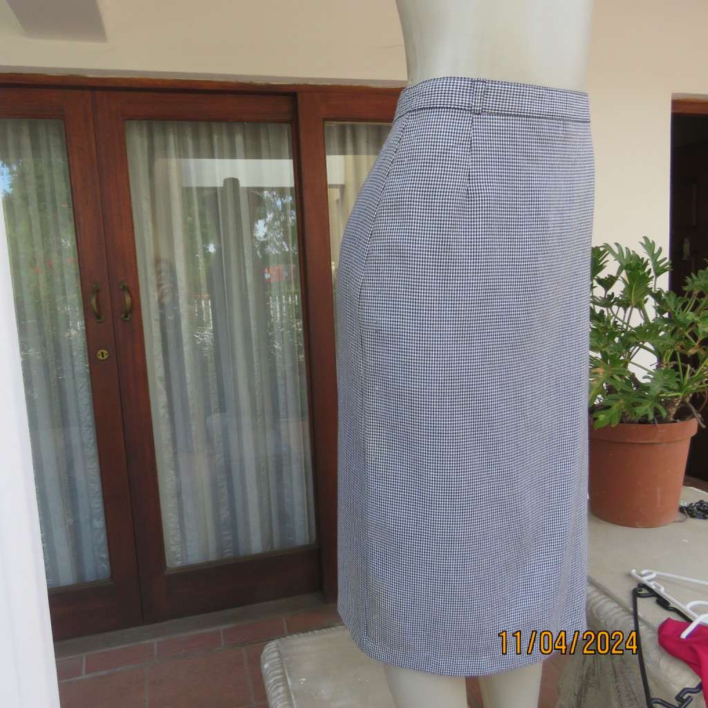 Simply classic calf length black/white hounds tooth polyester/viscose fabric. Size 40 by SHELLEYS