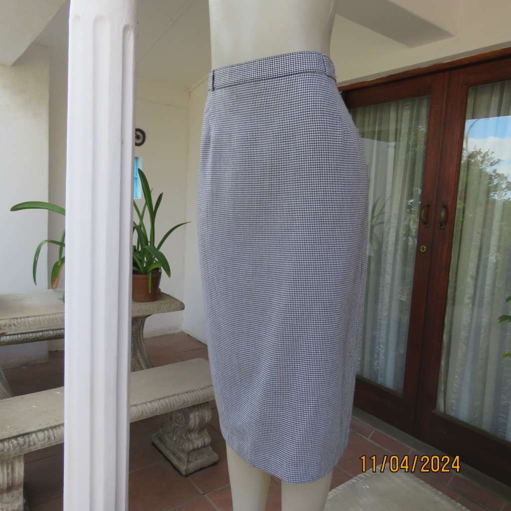 Simply classic calf length black/white hounds tooth polyester/viscose fabric. Size 40 by SHELLEYS