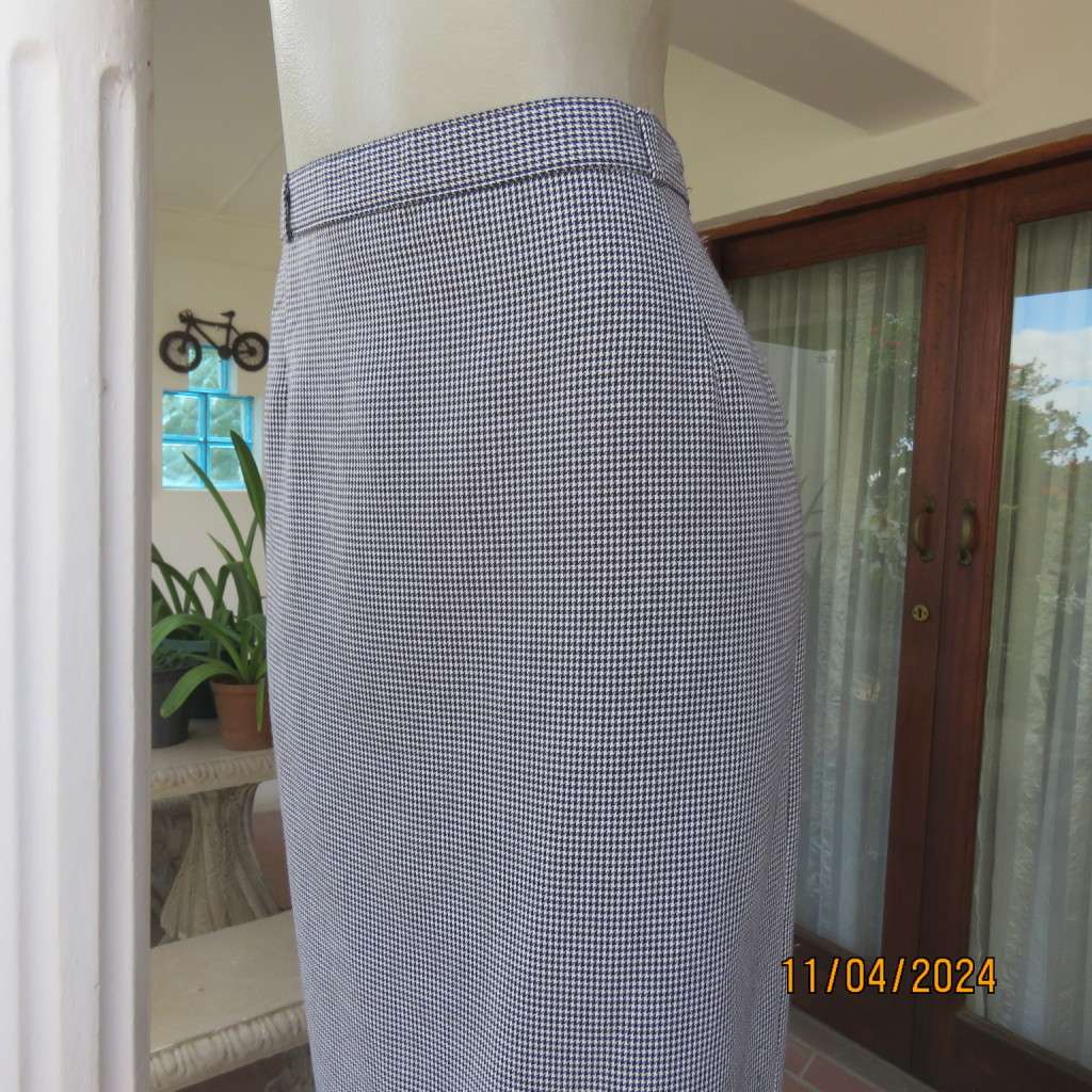 Simply classic calf length black/white hounds tooth polyester/viscose fabric. Size 40 by SHELLEYS