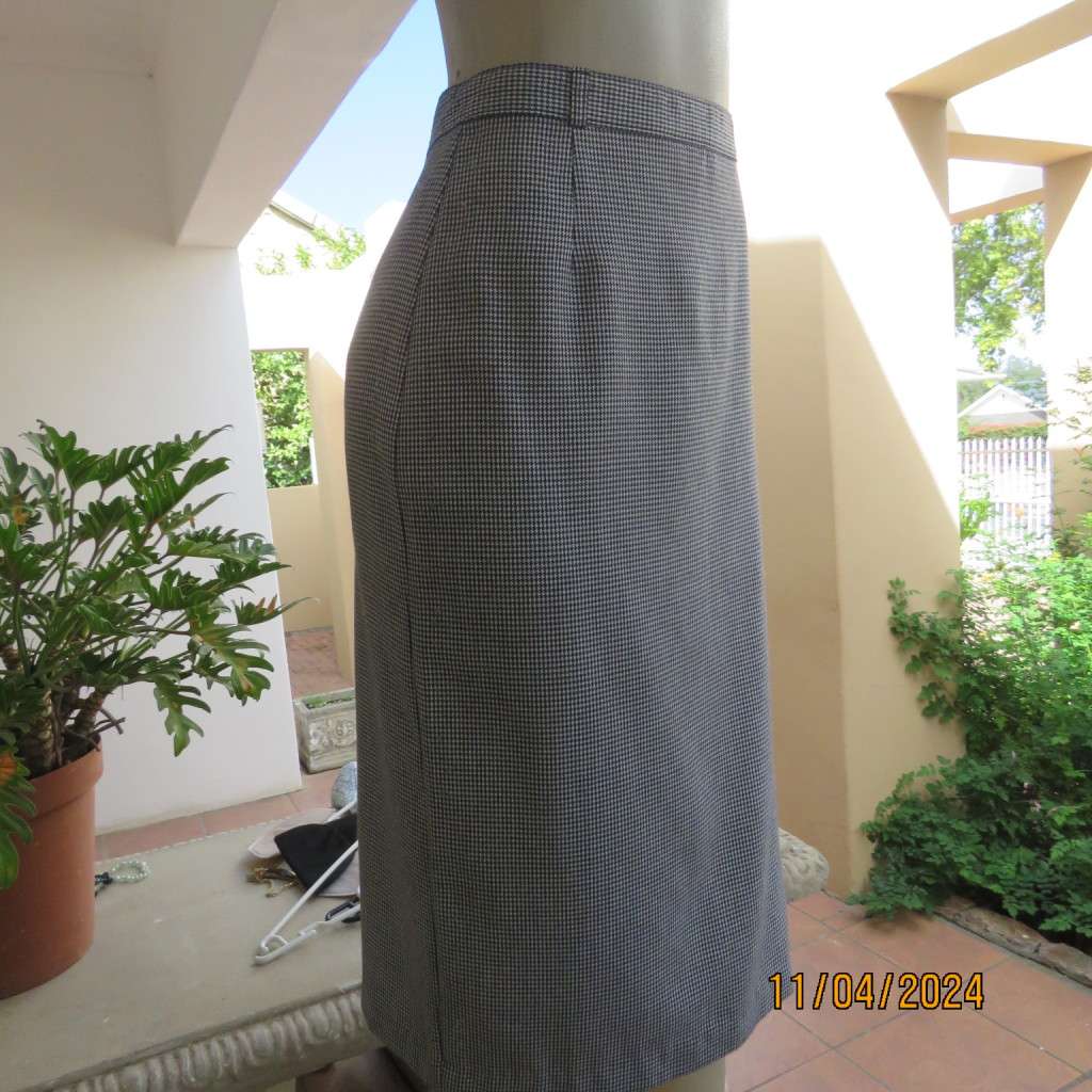 Simply classic calf length black/white hounds tooth polyester/viscose fabric. Size 40 by SHELLEYS