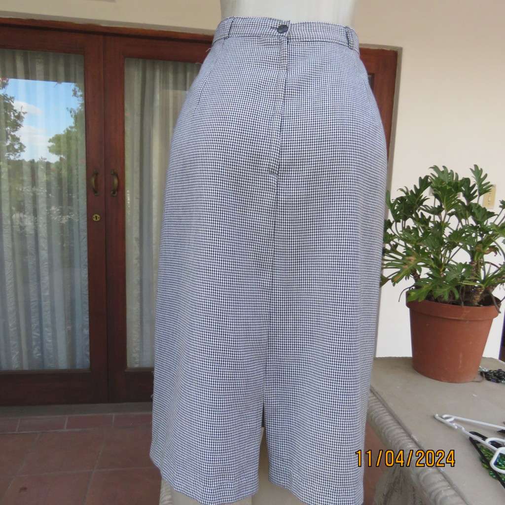 Simply classic calf length black/white hounds tooth polyester/viscose fabric. Size 40 by SHELLEYS