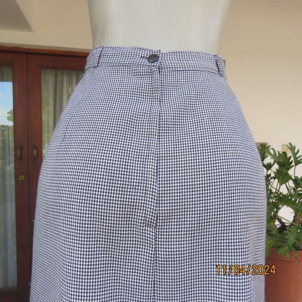 Simply classic calf length black/white hounds tooth polyester/viscose fabric. Size 40 by SHELLEYS