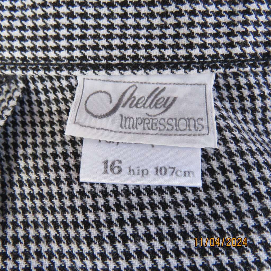 Simply classic calf length black/white hounds tooth polyester/viscose fabric. Size 40 by SHELLEYS