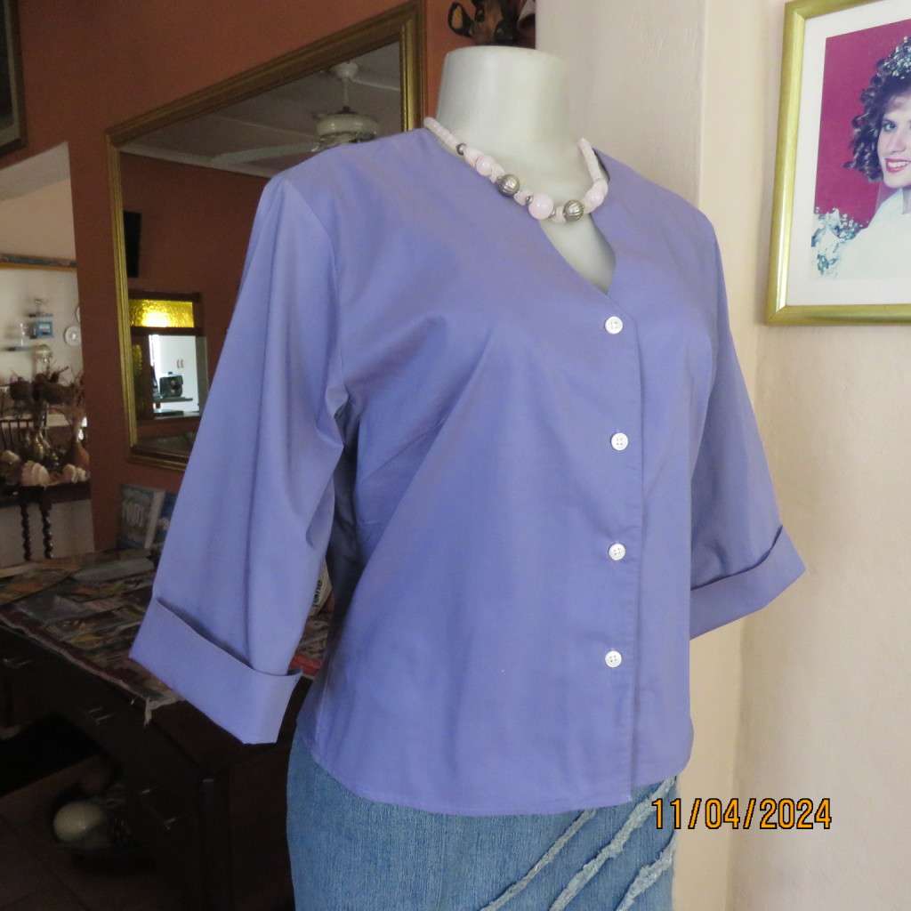 Amazing KATHIE LEE button down top in mauve. Round neck with V. Size 36. Brand new cond.