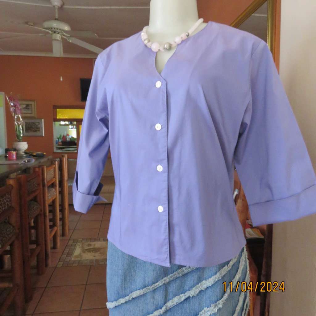 Amazing KATHIE LEE button down top in mauve. Round neck with V. Size 36. Brand new cond.