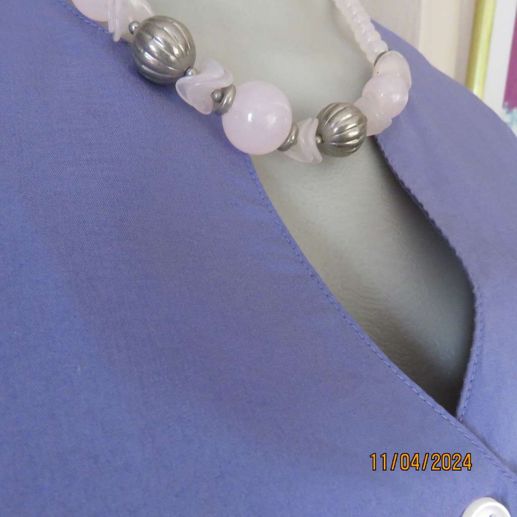 Amazing KATHIE LEE button down top in mauve. Round neck with V. Size 36. Brand new cond.