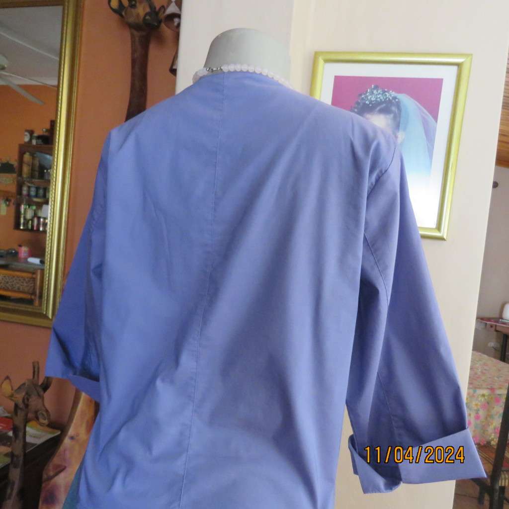 Amazing KATHIE LEE button down top in mauve. Round neck with V. Size 36. Brand new cond.