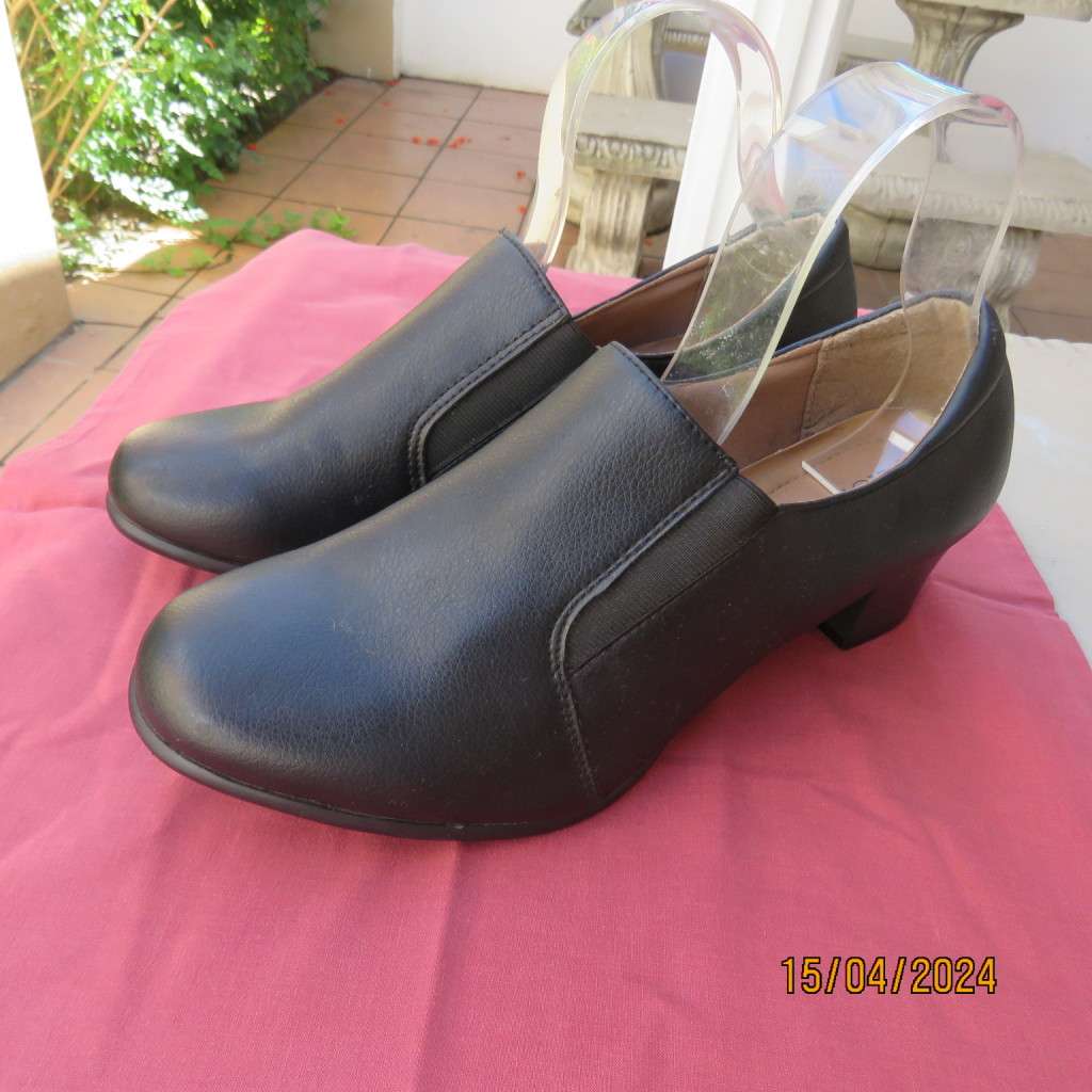 Best quality pair of black GIOVANNI shoes size 9. Step on air comfy inner soles. Brand new cond.