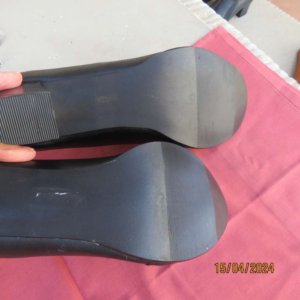 Best quality pair of black GIOVANNI shoes size 9. Step on air comfy inner soles. Brand new cond.