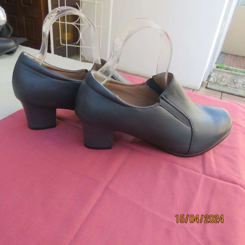 Amazing quality GIOVANNI navy block heel shoes. Size 9. Winter winner! Brand new cond.
