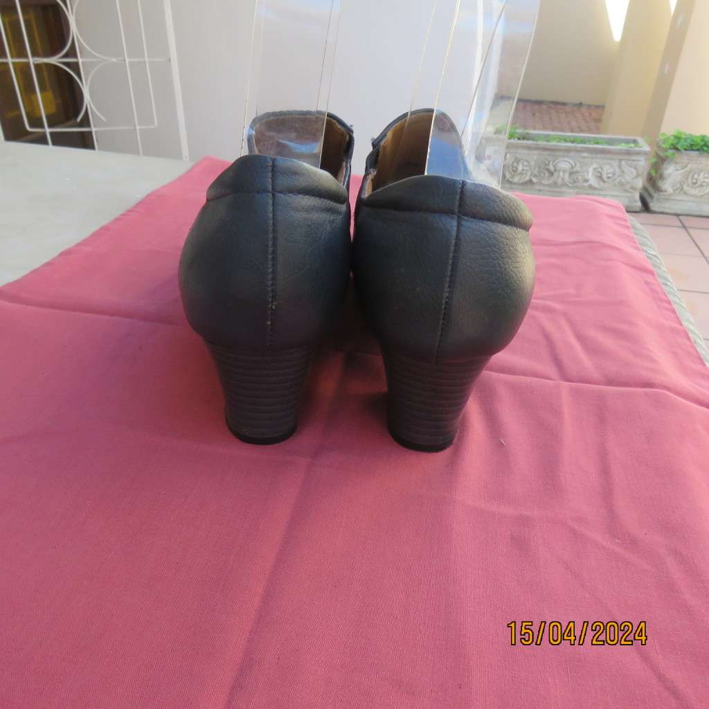 Amazing quality GIOVANNI navy block heel shoes. Size 9. Winter winner! Brand new cond.