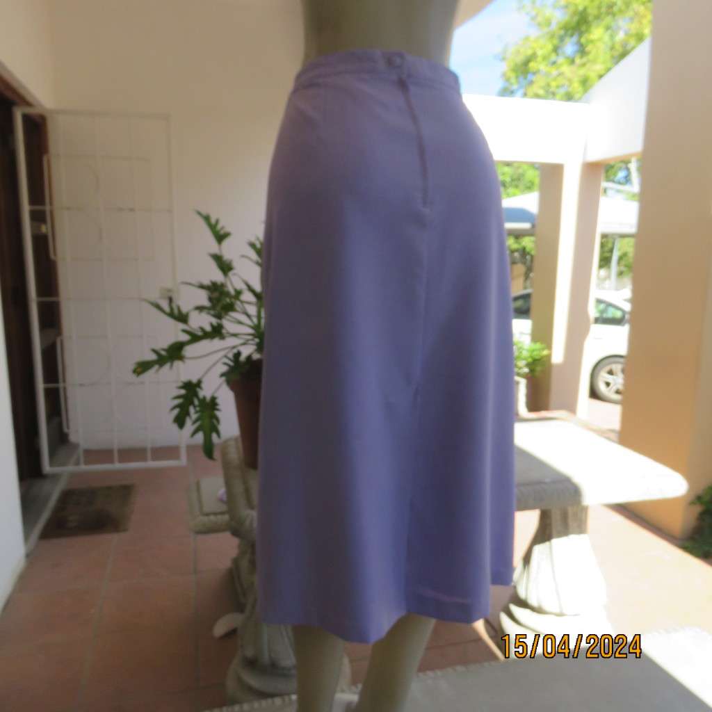Elegant lavender lined pencil skirt size 42. Elasticated waistband sides. Brand new condition.