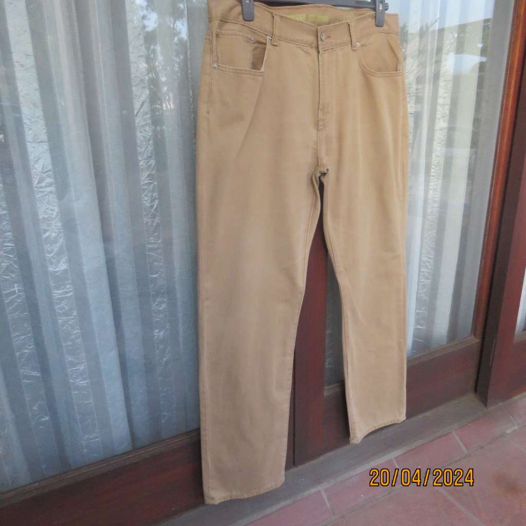 Men`s 100% cotton golden brown pants size 40 by CHEROKEE. Inner leg 80cm. Brand new cond.