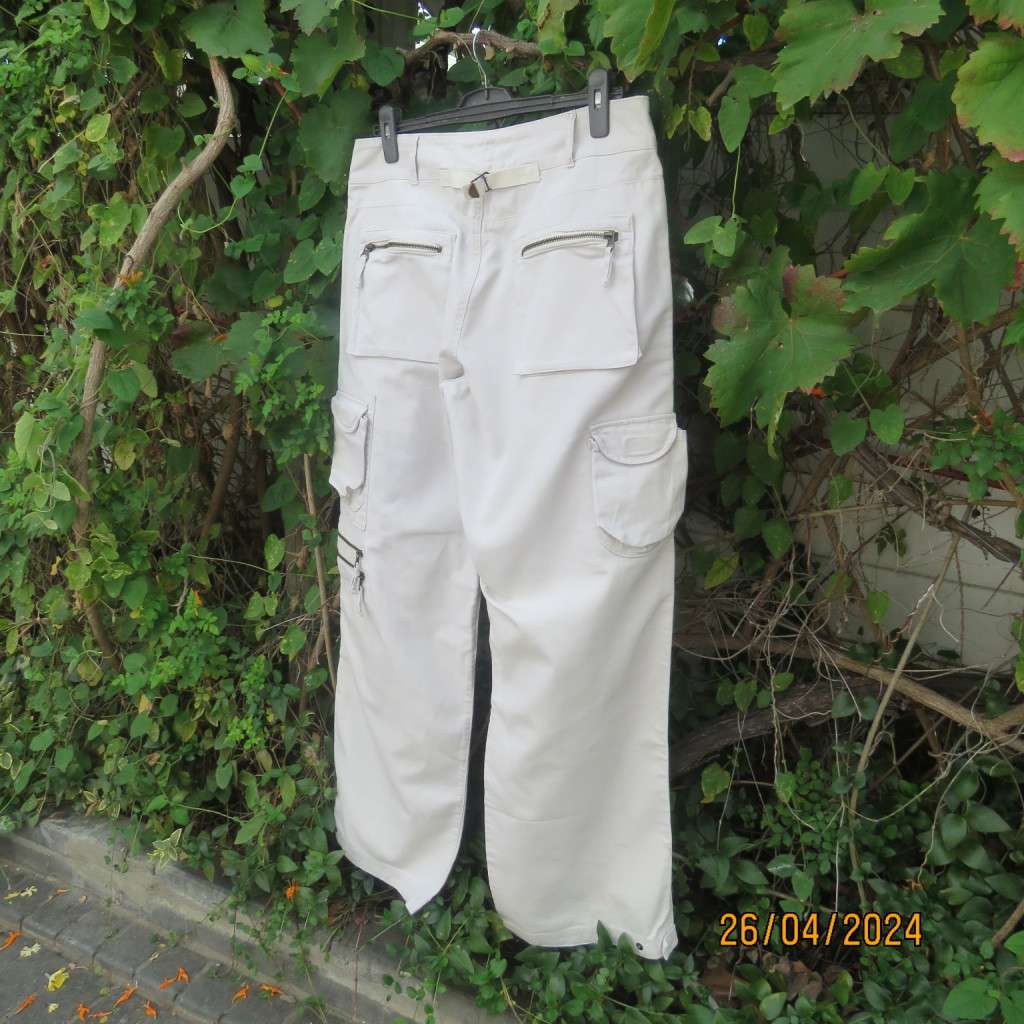 Stylish hardwearing cotton VERTIGO longs size 36 in beige. Pockets and detail galore!!. New cond.