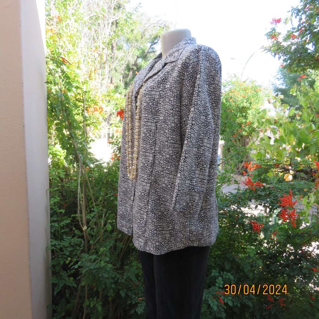 Charming black/cream graphic printed button down/open collar polyester top.JUDY`S PRIDE size 42