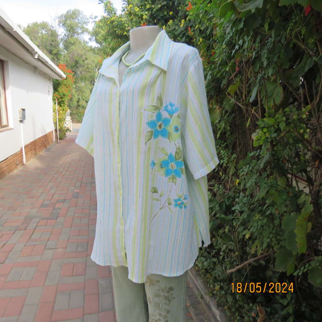 Go for effortless style in this crinkled polycotton floral picture top by RENE TAYLOR size 50.