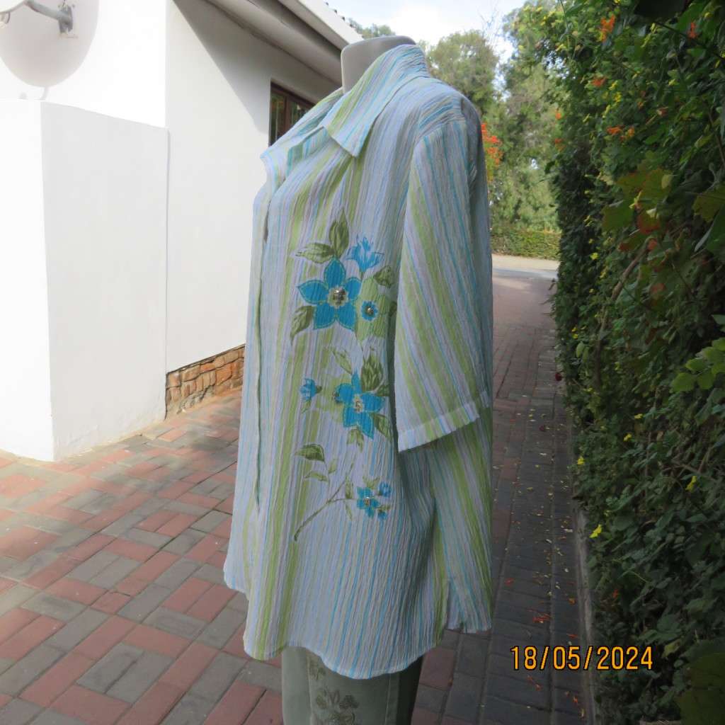 Go for effortless style in this crinkled polycotton floral picture top by RENE TAYLOR size 50.