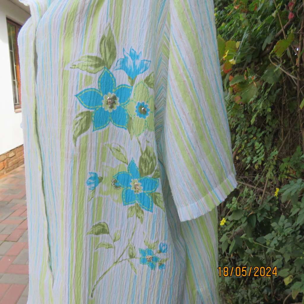 Go for effortless style in this crinkled polycotton floral picture top by RENE TAYLOR size 50.