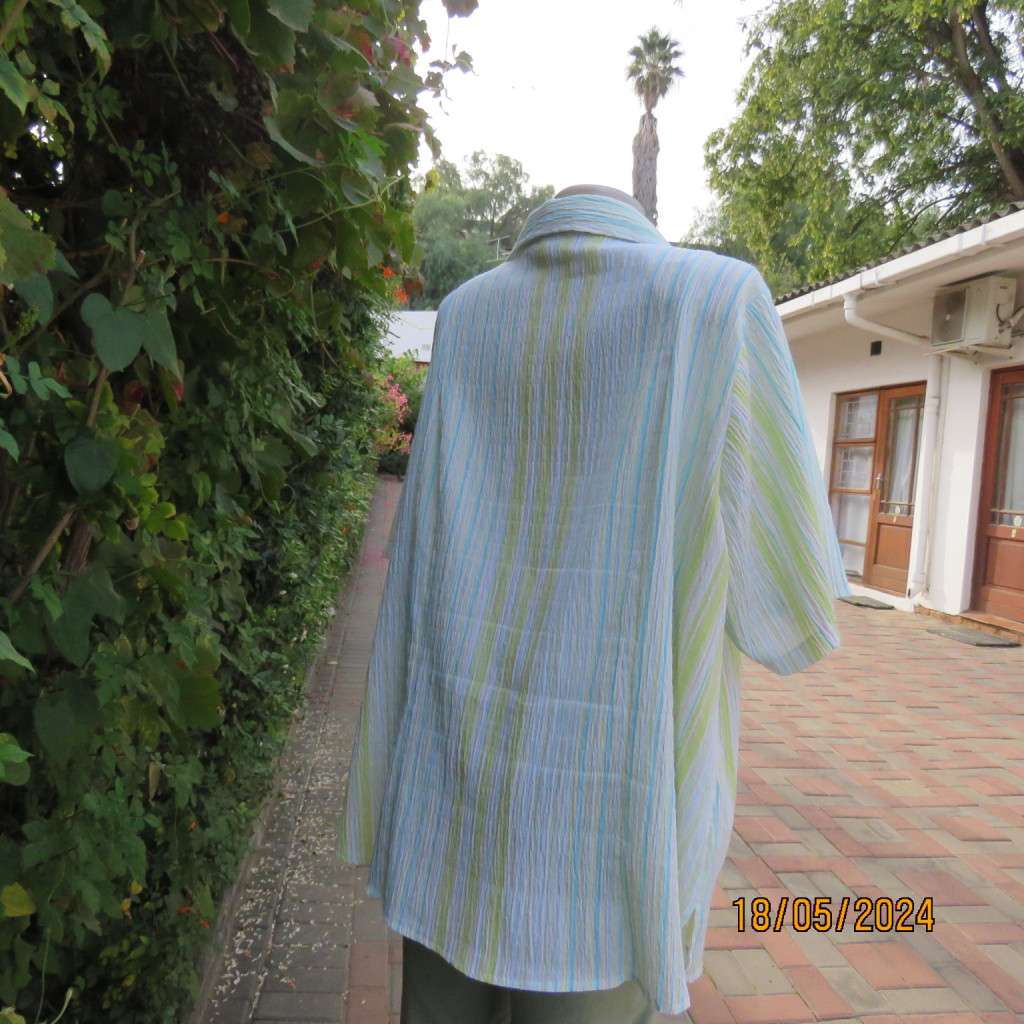 Go for effortless style in this crinkled polycotton floral picture top by RENE TAYLOR size 50.