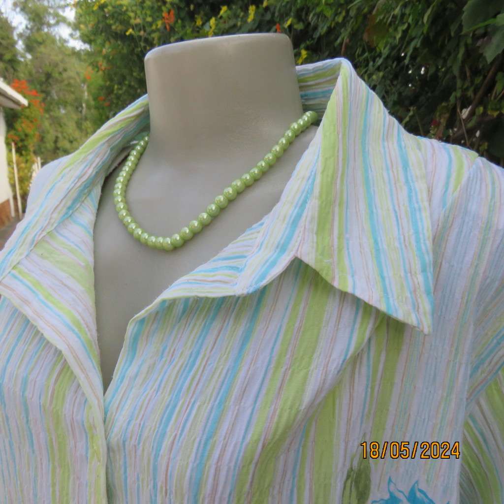 Go for effortless style in this crinkled polycotton floral picture top by RENE TAYLOR size 50.