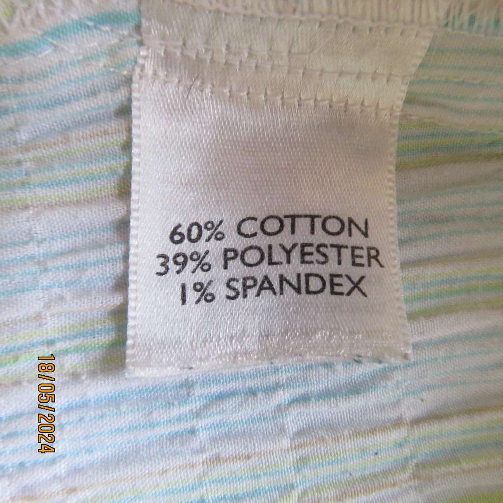 Go for effortless style in this crinkled polycotton floral picture top by RENE TAYLOR size 50.