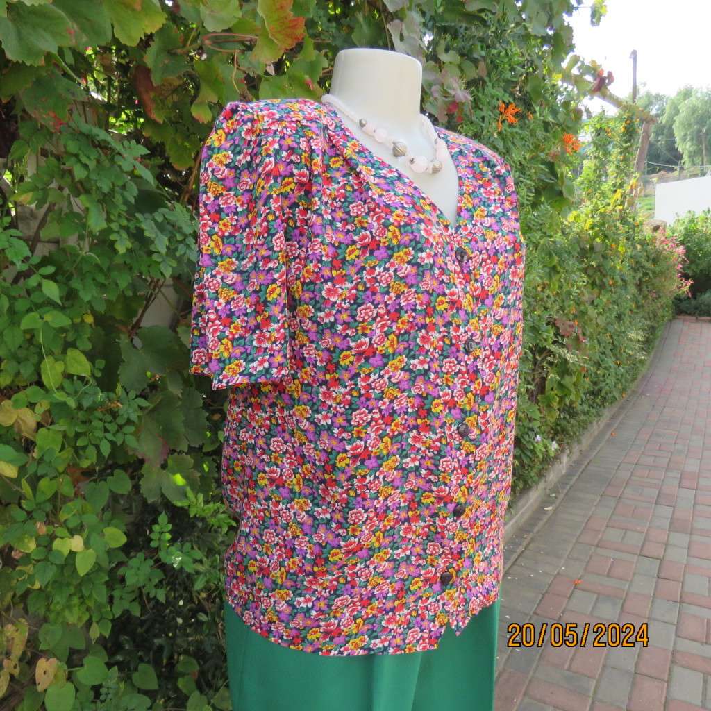 Beautiful cool cheerful floral short sleeve button down top. V neck. Creased polyester. Size 35/11.