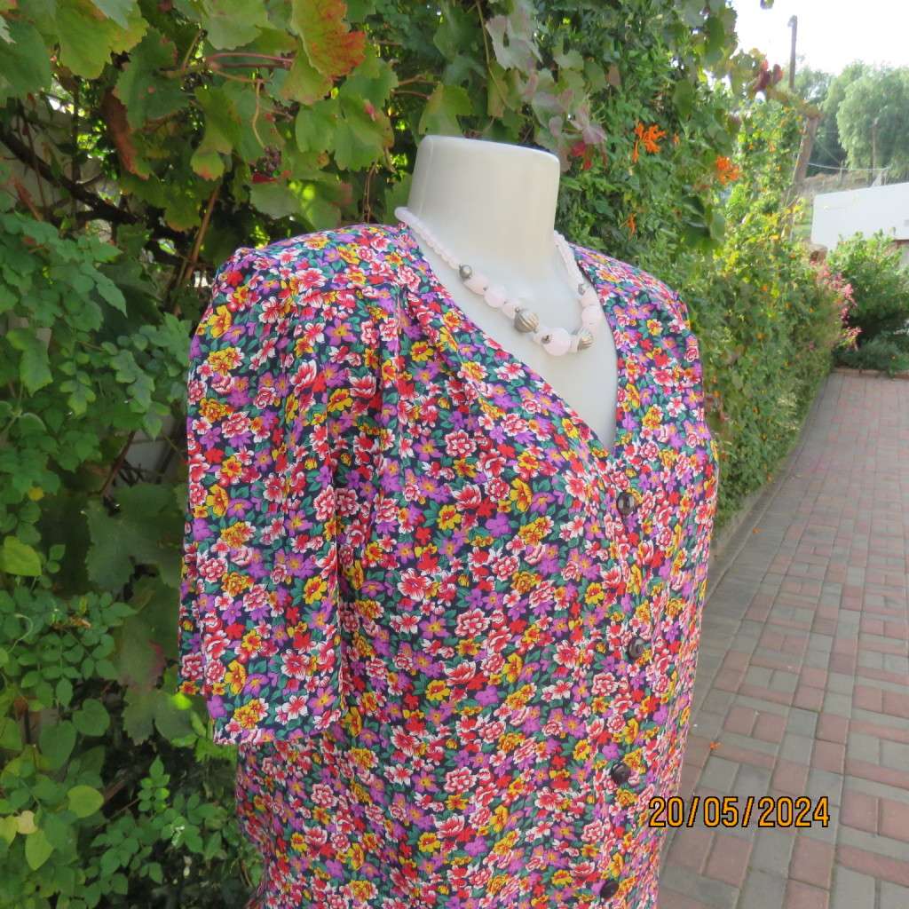 Beautiful cool cheerful floral short sleeve button down top. V neck. Creased polyester. Size 35/11.