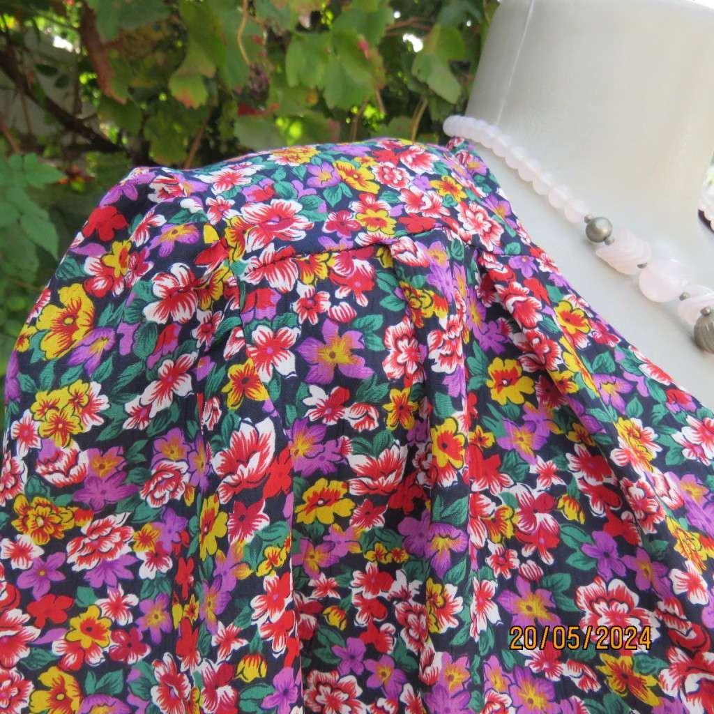 Beautiful cool cheerful floral short sleeve button down top. V neck. Creased polyester. Size 35/11.