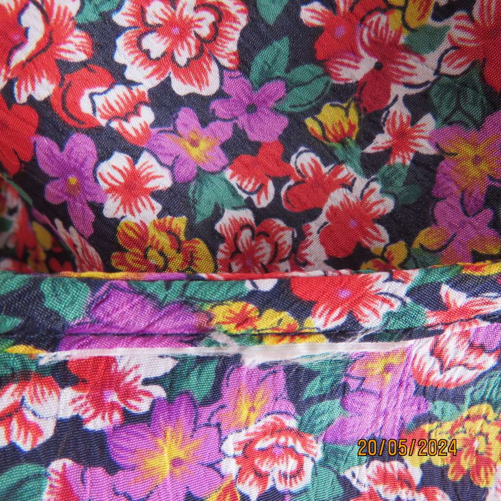 Beautiful cool cheerful floral short sleeve button down top. V neck. Creased polyester. Size 35/11.