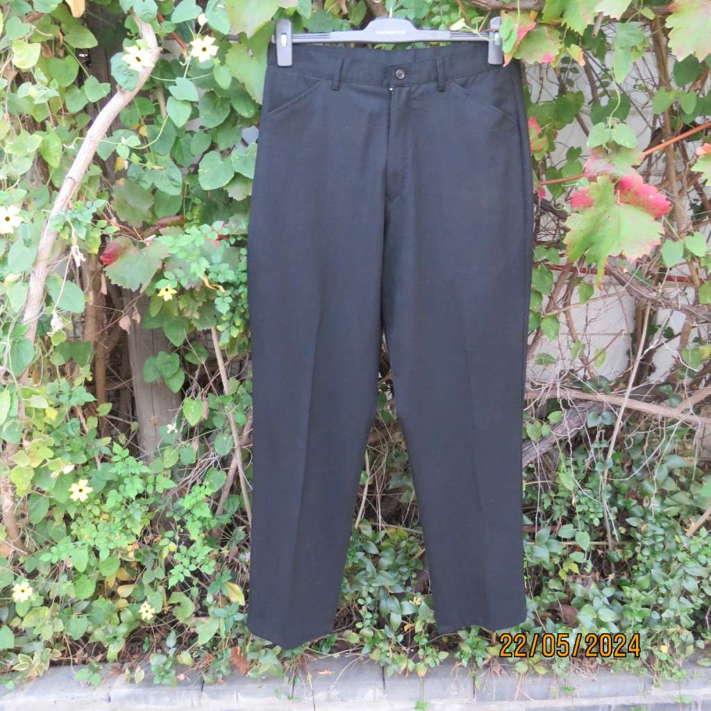 Very black Men`s poly/viscose light weight pants by CIGNAL size 32. Back flap pockets. Brand new con