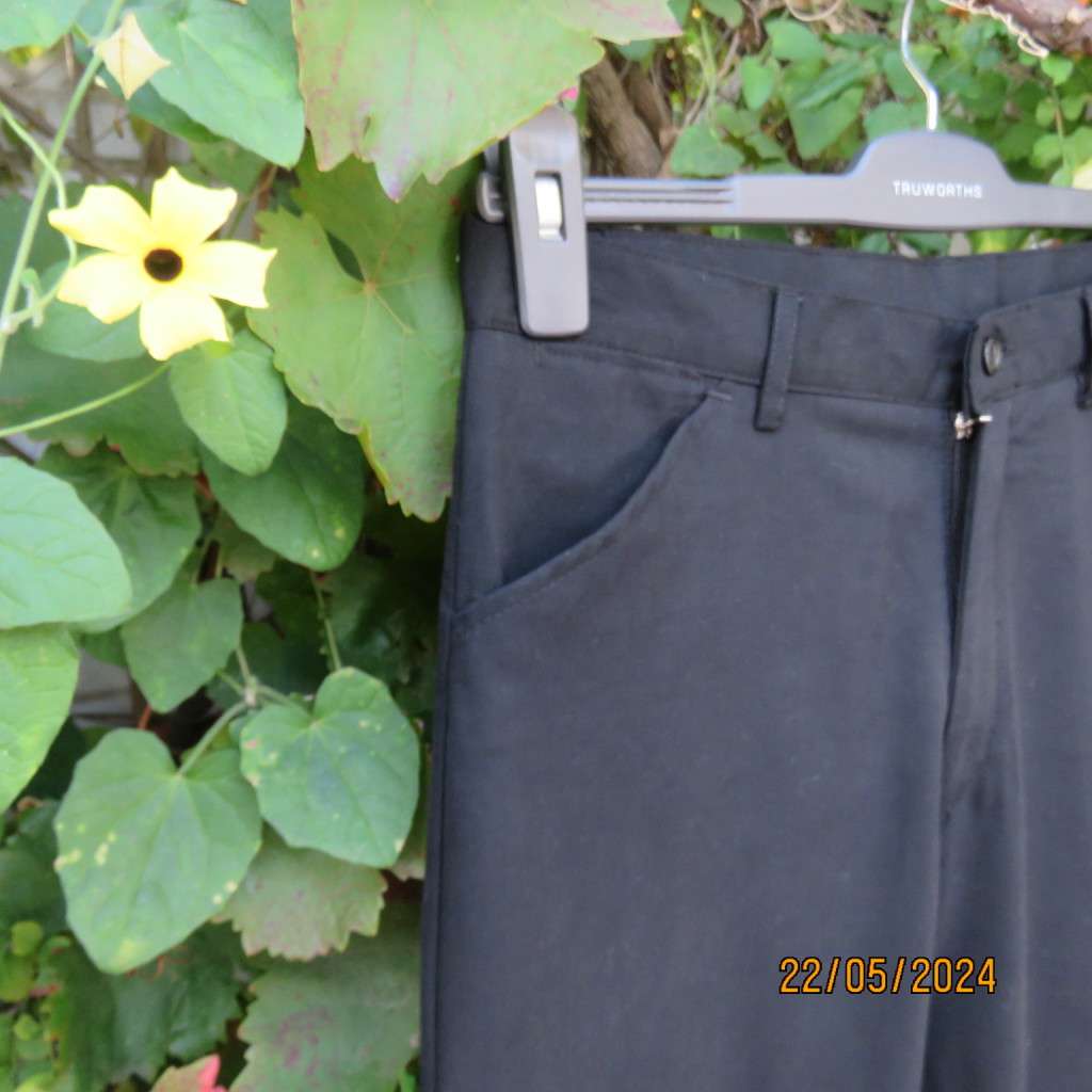 Very black Men`s poly/viscose light weight pants by CIGNAL size 32. Back flap pockets. Brand new con