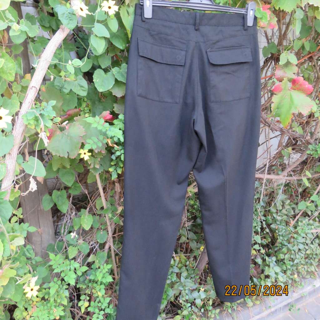 Very black Men`s poly/viscose light weight pants by CIGNAL size 32. Back flap pockets. Brand new con