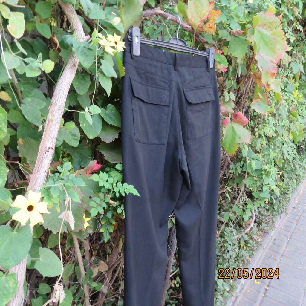 Very black Men`s poly/viscose light weight pants by CIGNAL size 32. Back flap pockets. Brand new con