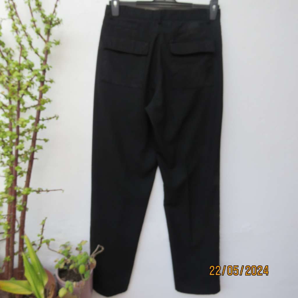 Very black Men`s poly/viscose light weight pants by CIGNAL size 32. Back flap pockets. Brand new con
