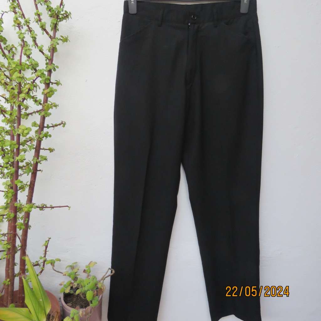 Very black Men`s poly/viscose light weight pants by CIGNAL size 32. Back flap pockets. Brand new con