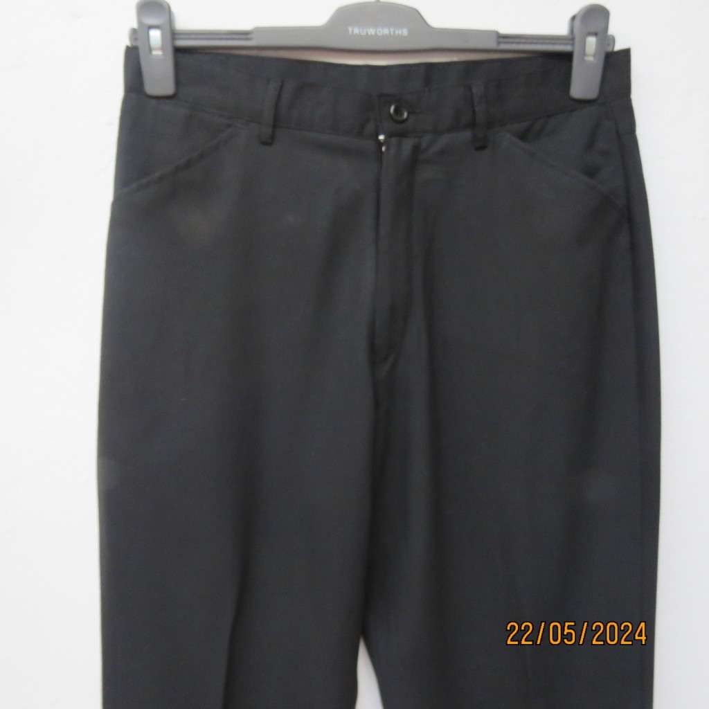 Very black Men`s poly/viscose light weight pants by CIGNAL size 32. Back flap pockets. Brand new con
