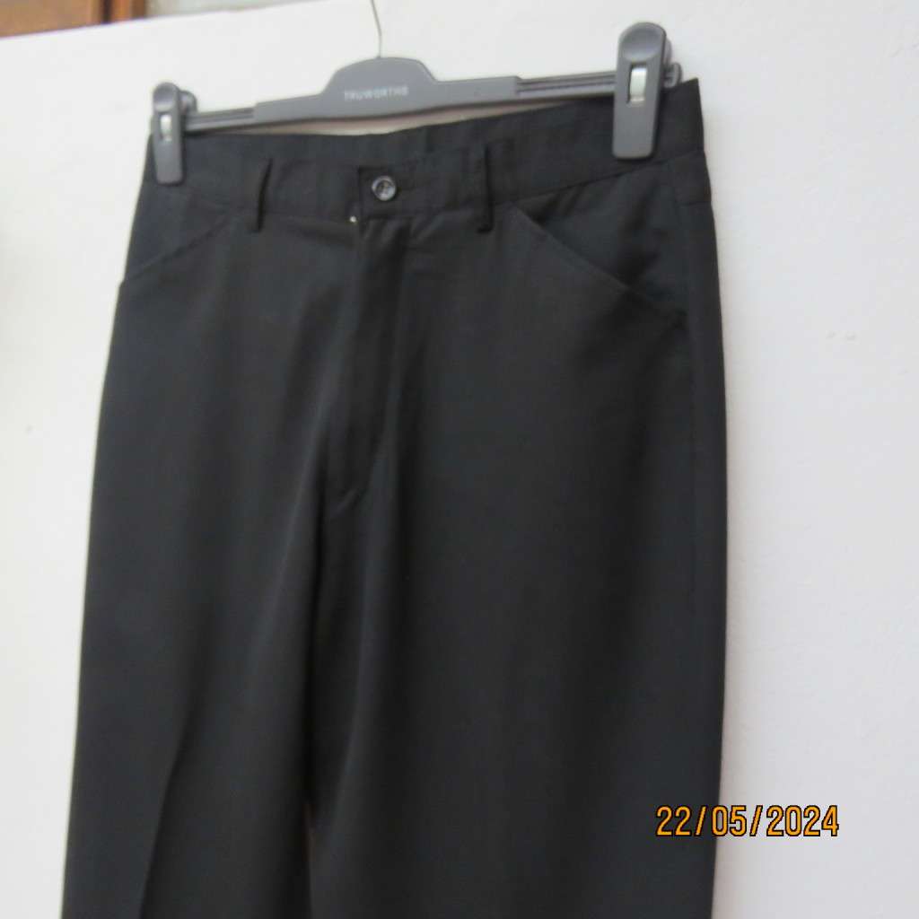 Very black Men`s poly/viscose light weight pants by CIGNAL size 32. Back flap pockets. Brand new con
