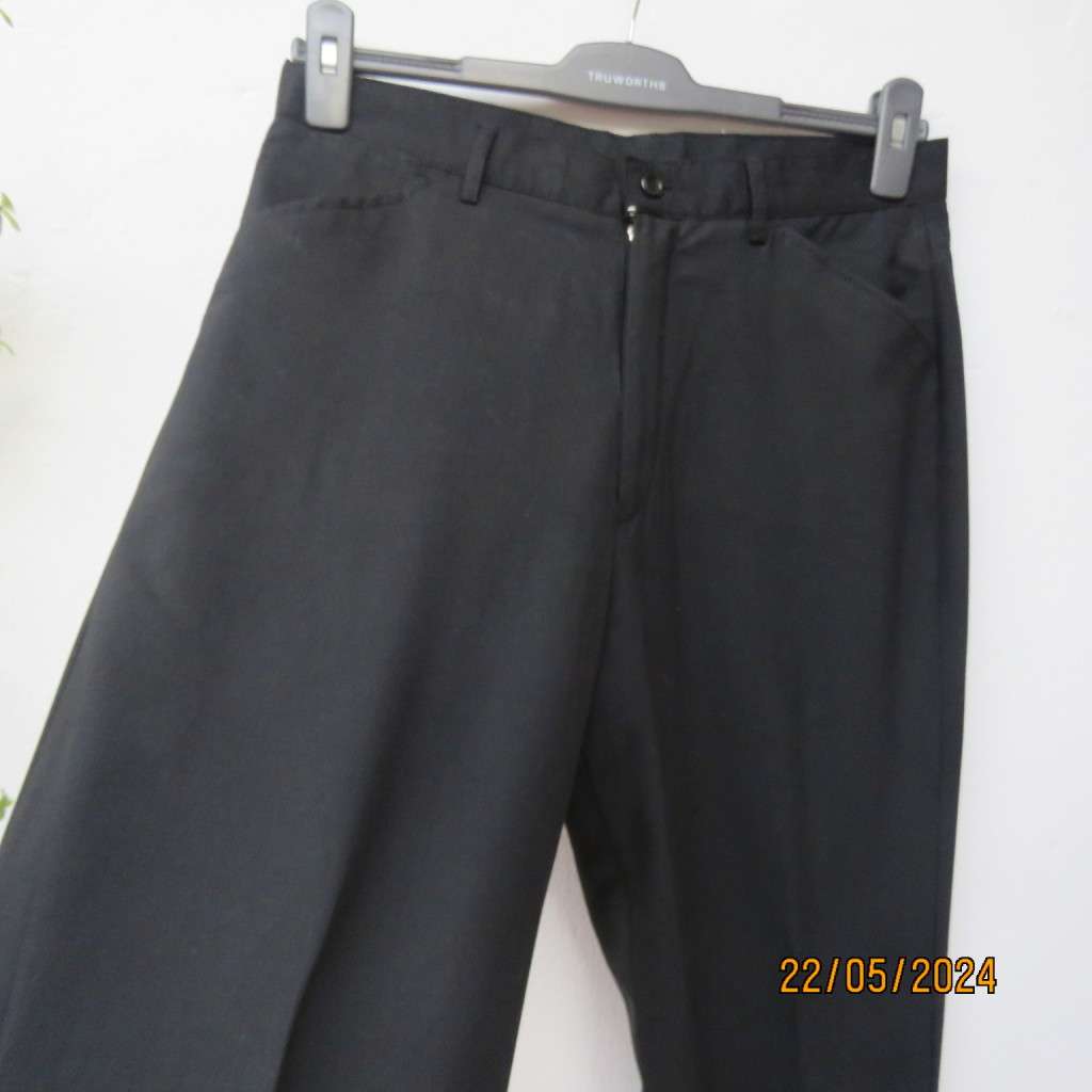 Very black Men`s poly/viscose light weight pants by CIGNAL size 32. Back flap pockets. Brand new con