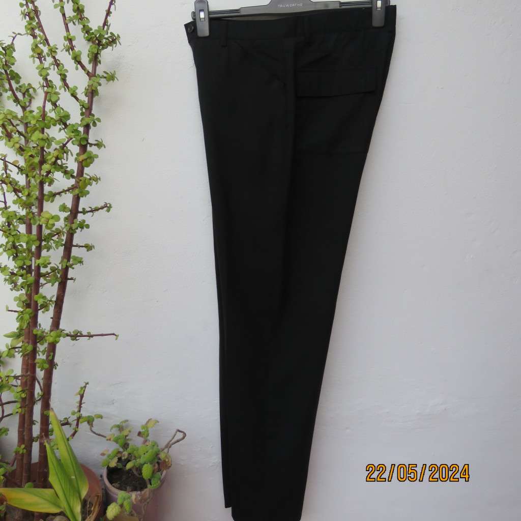 Very black Men`s poly/viscose light weight pants by CIGNAL size 32. Back flap pockets. Brand new con