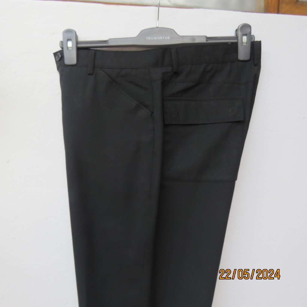 Very black Men`s poly/viscose light weight pants by CIGNAL size 32. Back flap pockets. Brand new con