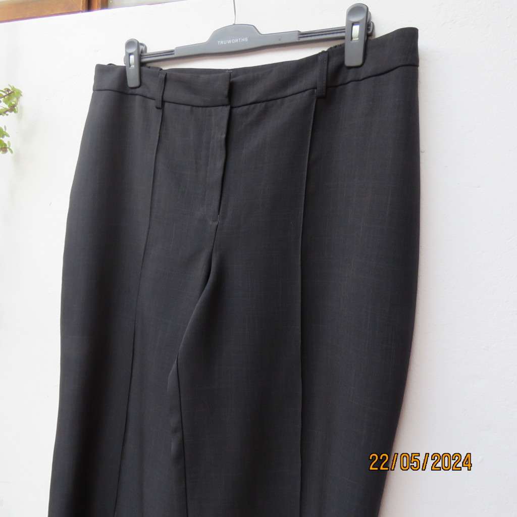 Stunning dress pants in black polyester with vague grey check. By ZETA size 44/20. Brand new cond.