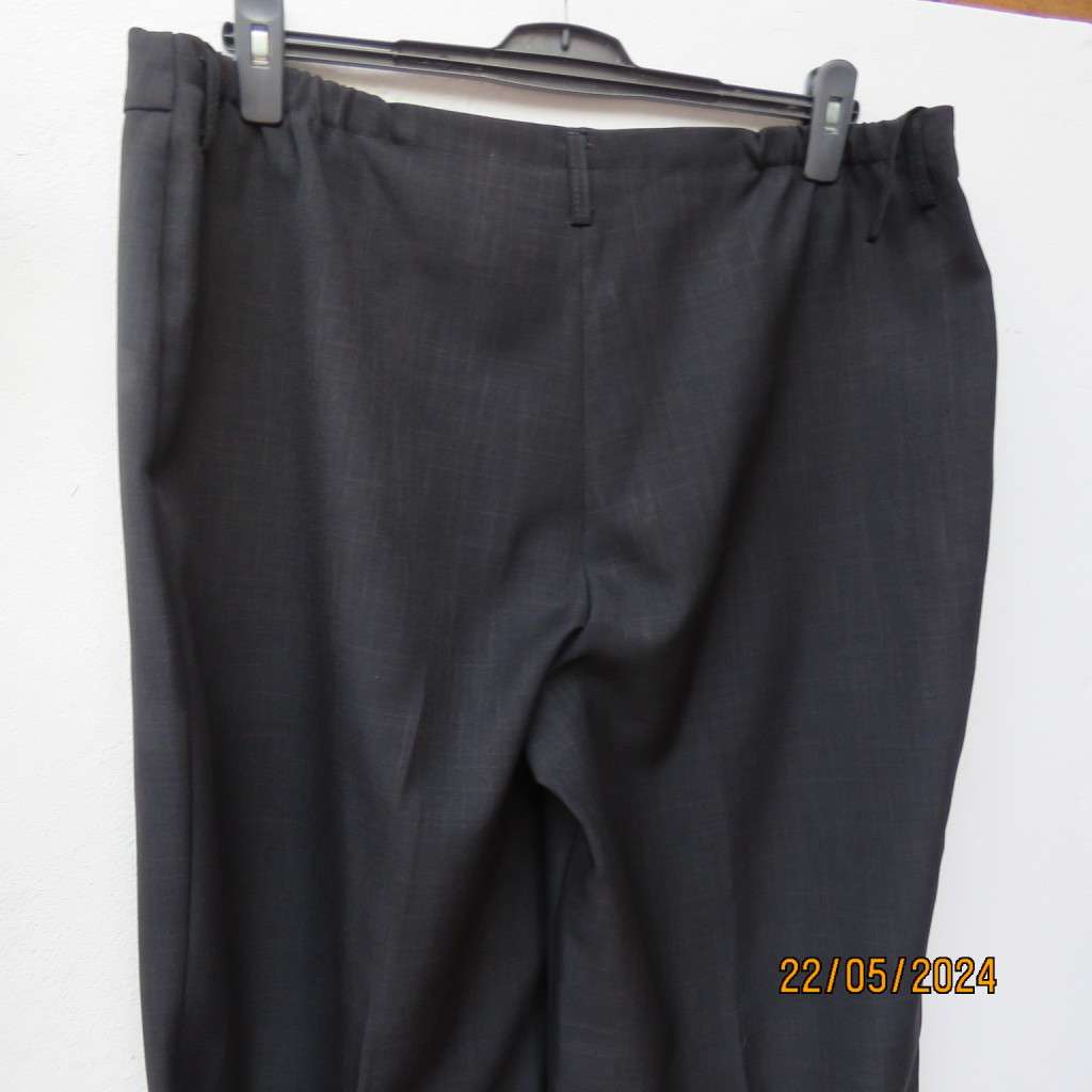 Stunning dress pants in black polyester with vague grey check. By ZETA size 44/20. Brand new cond.