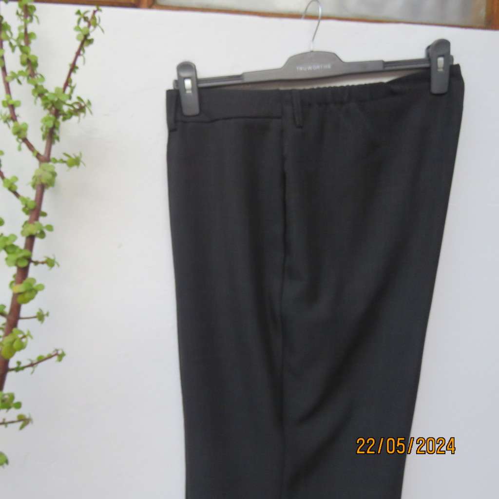 Stunning dress pants in black polyester with vague grey check. By ZETA size 44/20. Brand new cond.