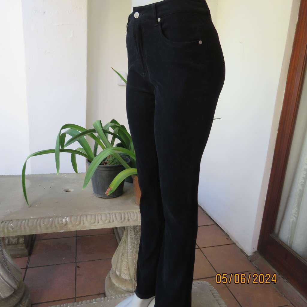 Perfect fit black suede look pants with 2 front pockets. Skinny legs. Stretch polyester. Size 36.