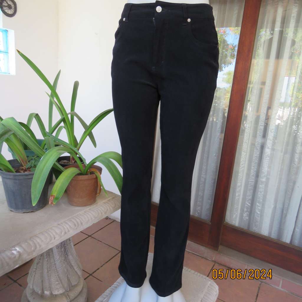 Perfect fit black suede look pants with 2 front pockets. Skinny legs. Stretch polyester. Size 36.