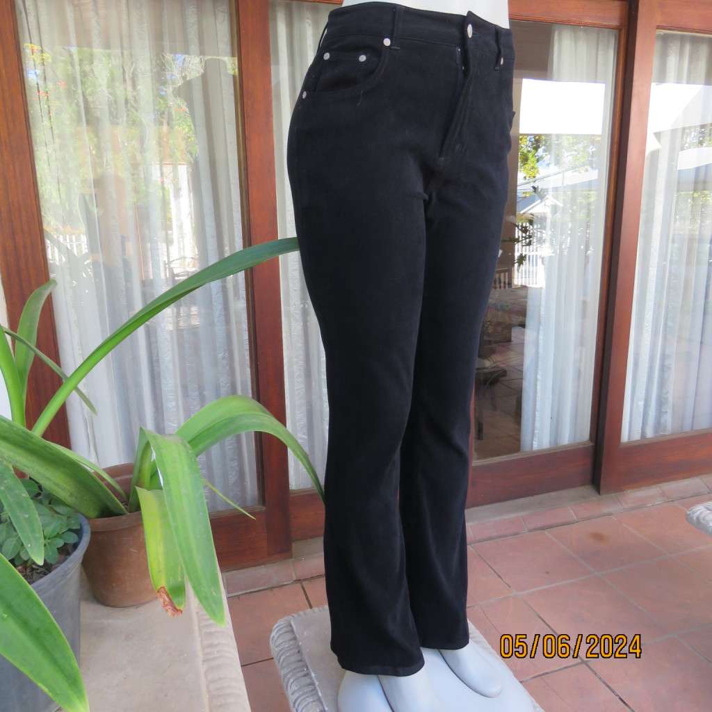 Perfect fit black suede look pants with 2 front pockets. Skinny legs. Stretch polyester. Size 36.