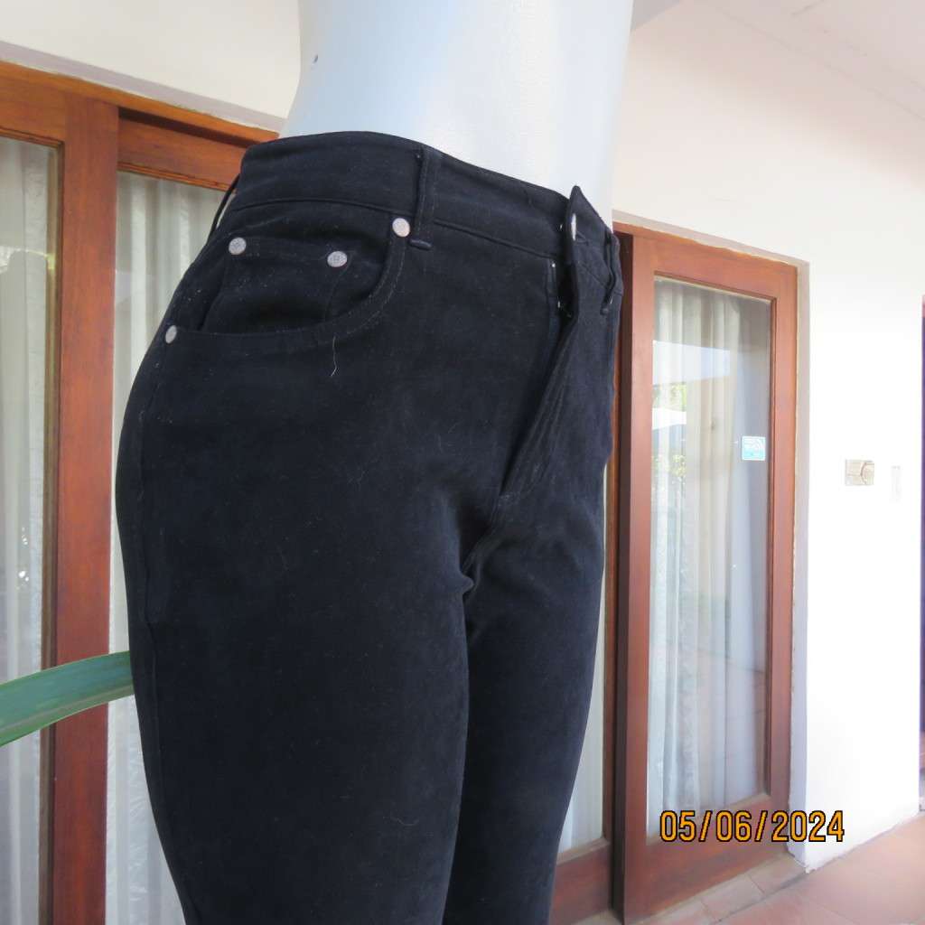 Perfect fit black suede look pants with 2 front pockets. Skinny legs. Stretch polyester. Size 36.