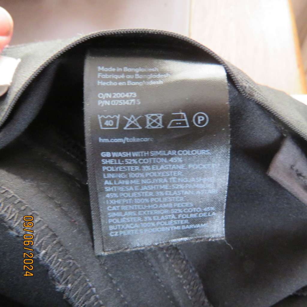 High quality black skinny pants in heavy stretch polycotton. Size 33 by H&M. Side pockets. New cond.