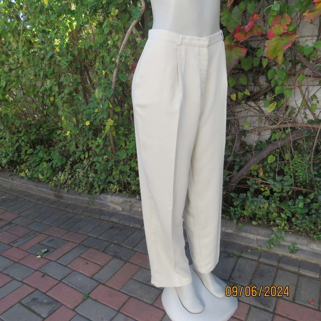 Fabulous beige pants in poly/viscose blend size 40 by MERIEN HALL. Pleated front. Side pockets.