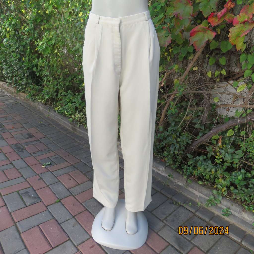 Fabulous beige pants in poly/viscose blend size 40 by MERIEN HALL. Pleated front. Side pockets.